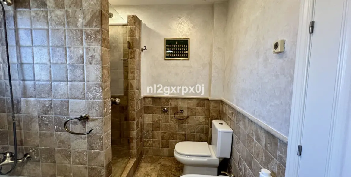 Sale of ground floor apartment in Benahavís 18