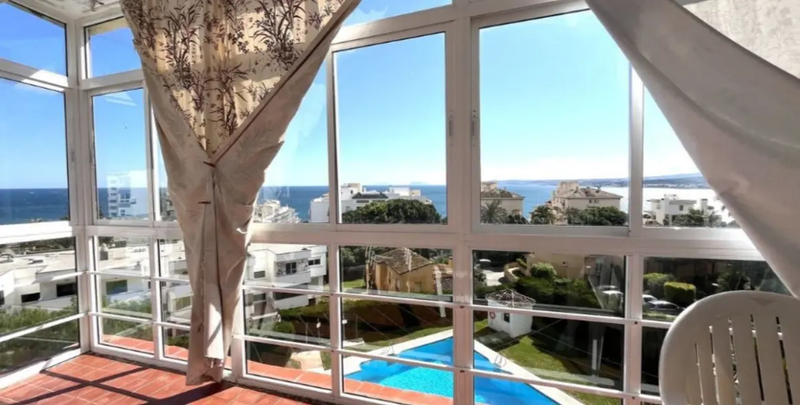 Продажа апартаментов на среднем этаже в Estepona (район Estepona) 1