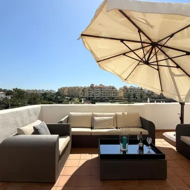 Venta de ático dúplex en Estepona