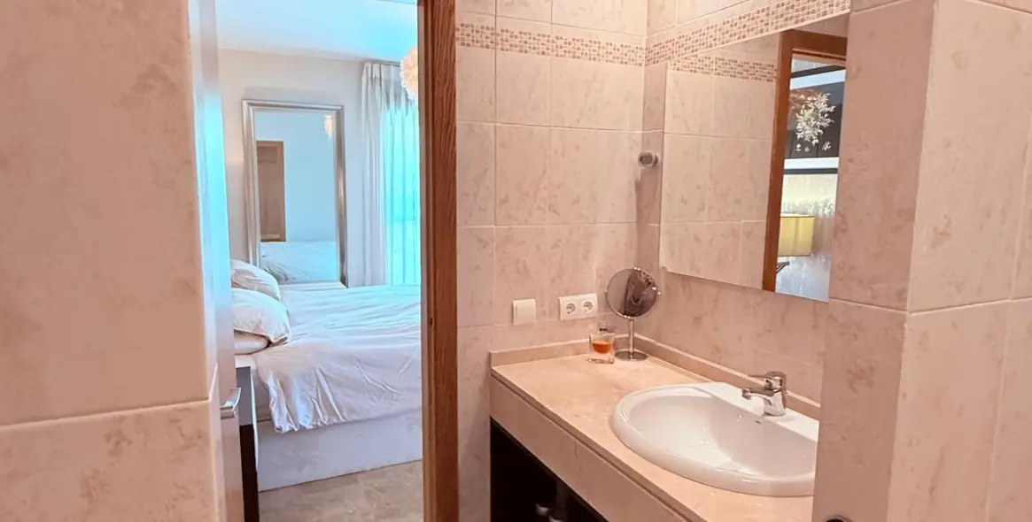 Venta de ático dúplex en Estepona 10