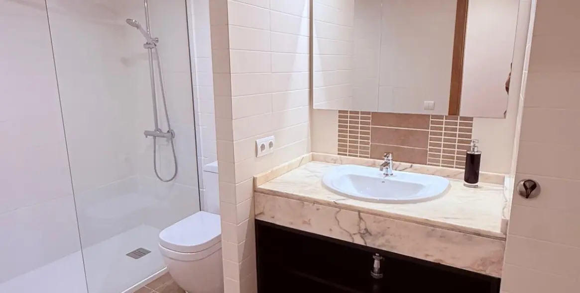 Venta de ático dúplex en Estepona 16