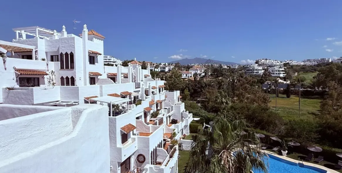 Sale of penthouse duplex in Estepona 23