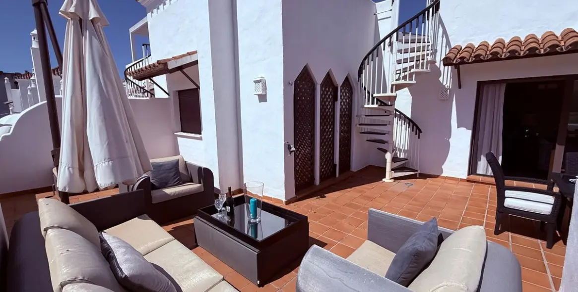 Sale of penthouse duplex in Estepona 24