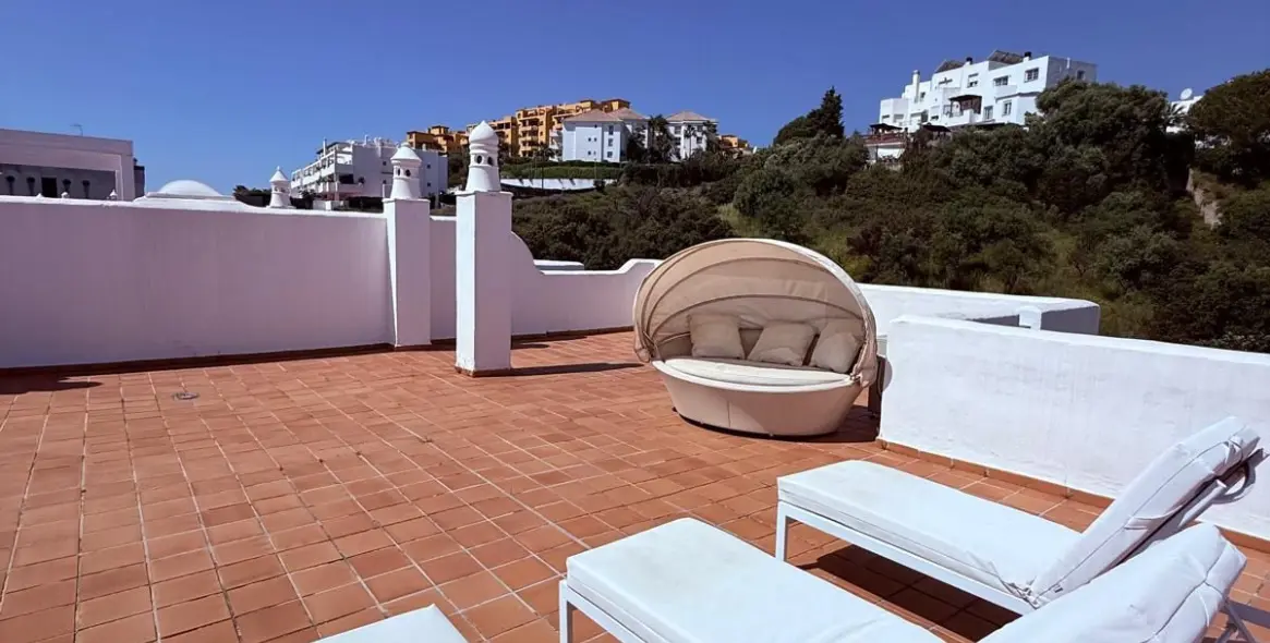 Sale of penthouse duplex in Estepona 26