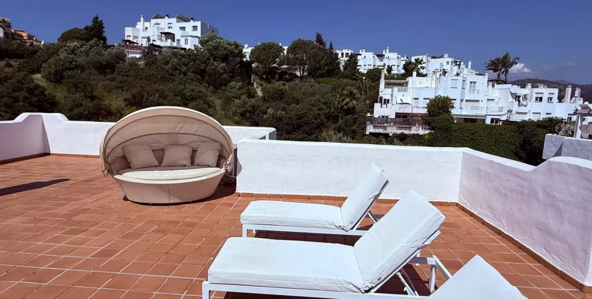 Sale of penthouse duplex in Estepona 30