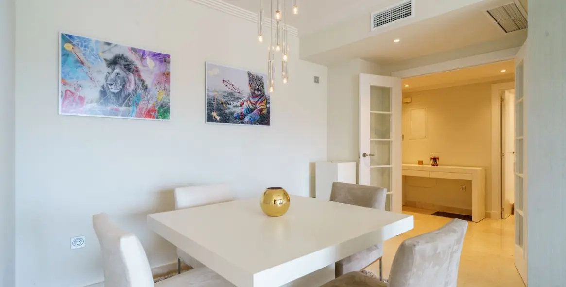 Sale of middle floor apartment in Benahavís 24