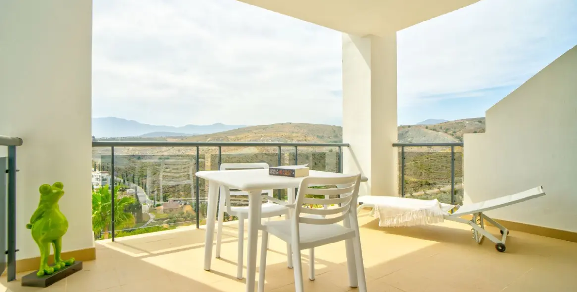 Sale of middle floor apartment in Benahavís 25