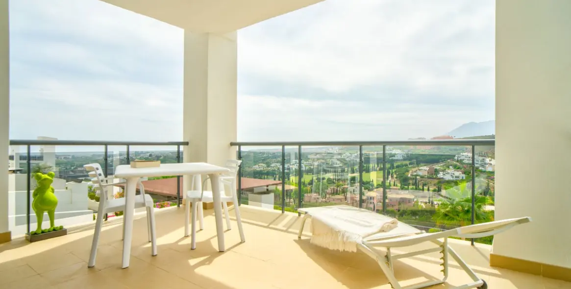 Sale of middle floor apartment in Benahavís 26