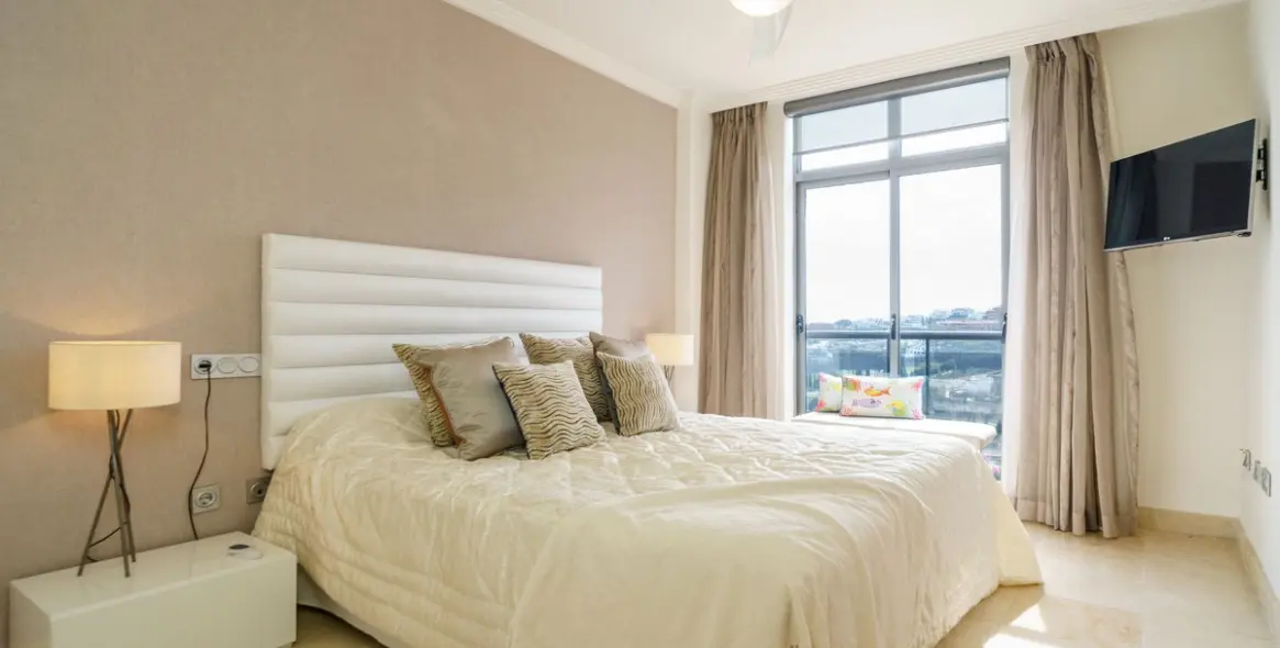 Sale of middle floor apartment in Benahavís 30