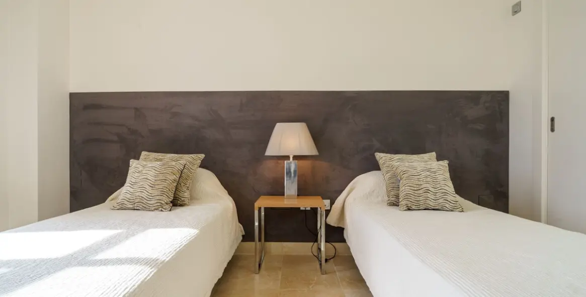 Sale of middle floor apartment in Benahavís 39