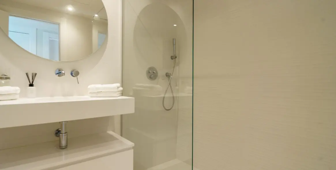 Sale of middle floor apartment in Benahavís 45