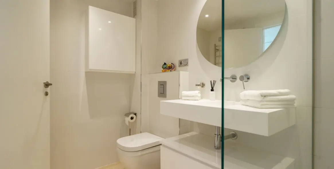 Sale of middle floor apartment in Benahavís 47