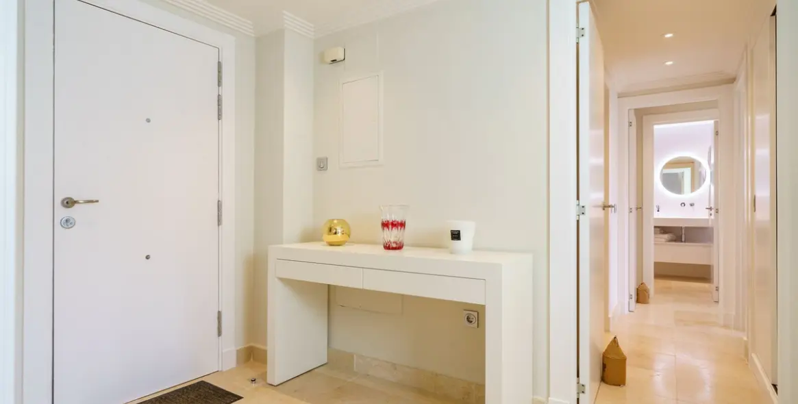 Sale of middle floor apartment in Benahavís 48