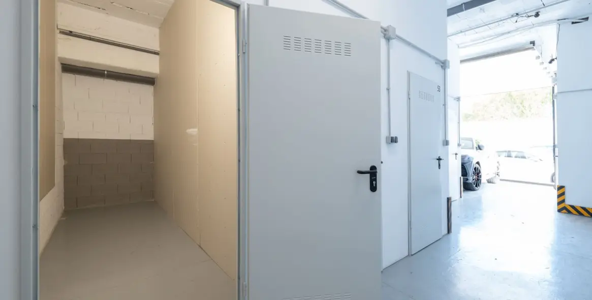 Sale of storage room in Marbella 11