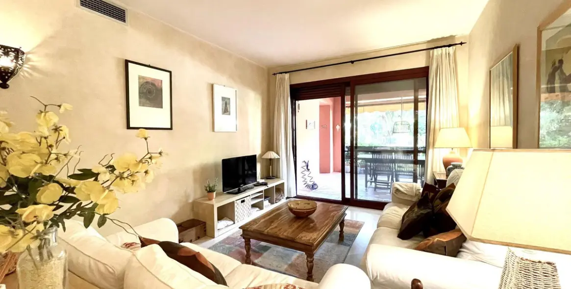 Sale of ground floor apartment in Los Monteros 7