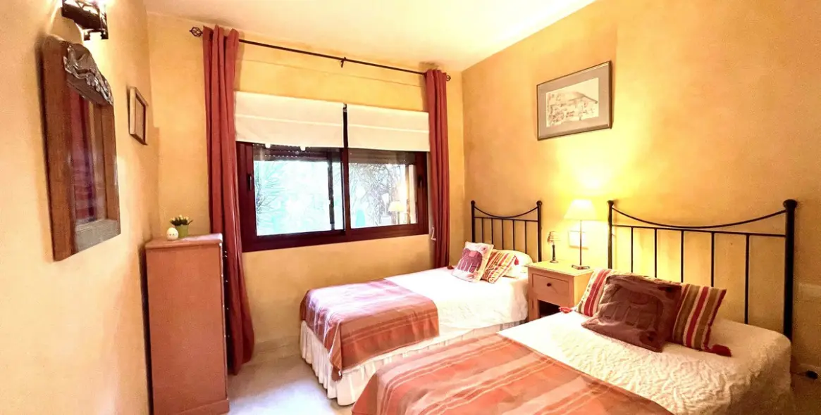 Sale of ground floor apartment in Los Monteros 10