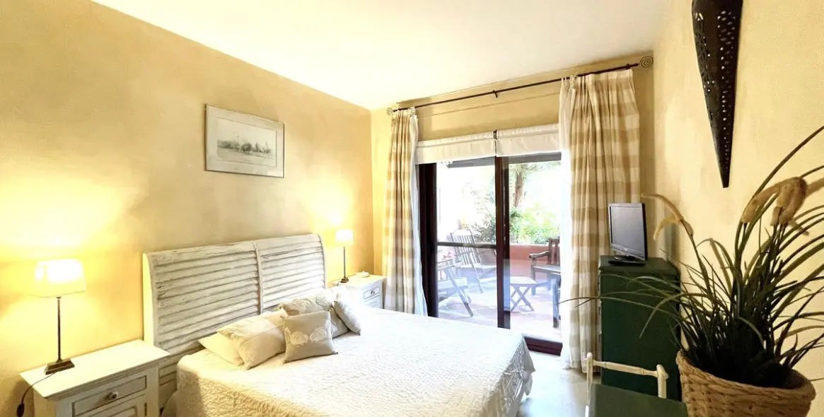 Sale of ground floor apartment in Los Monteros 17