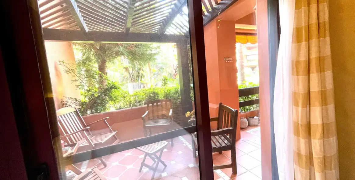 Sale of ground floor apartment in Los Monteros 18