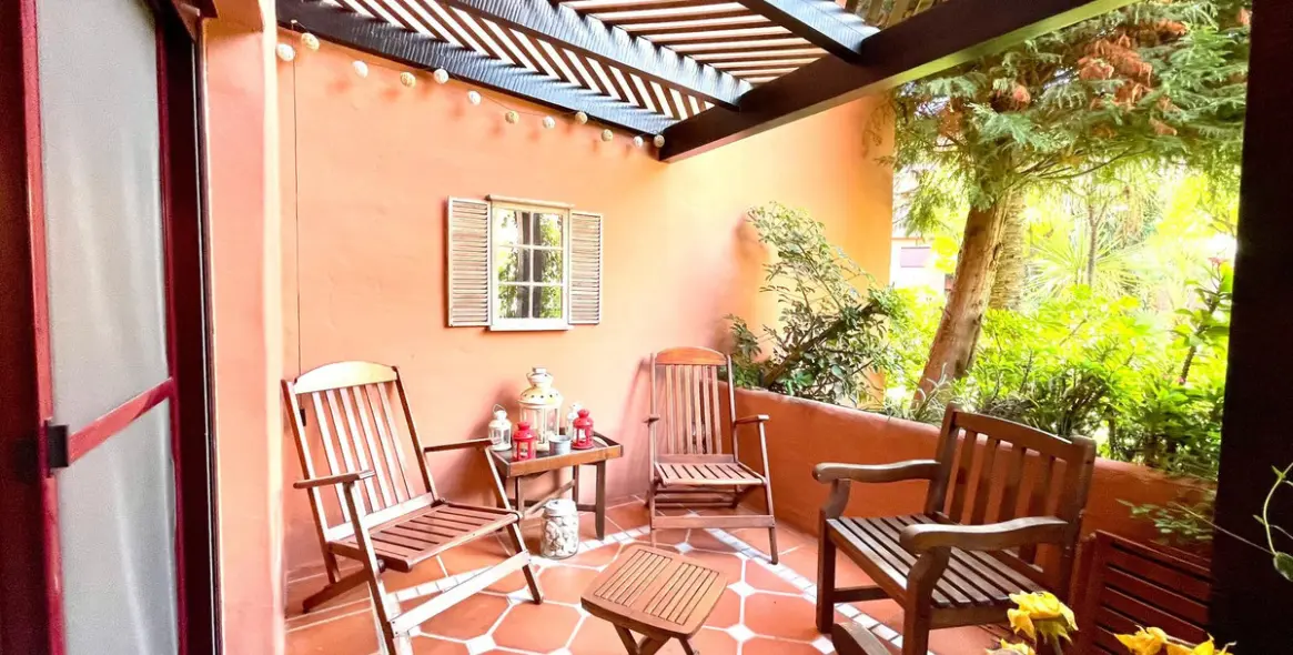 Sale of ground floor apartment in Los Monteros 19