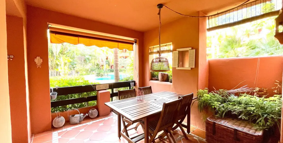 Sale of ground floor apartment in Los Monteros 20