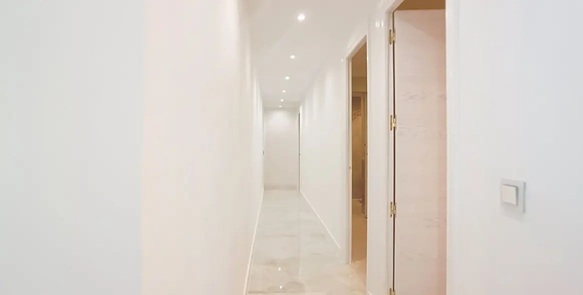 Продажа апартаментов на среднем этаже в Estepona 13