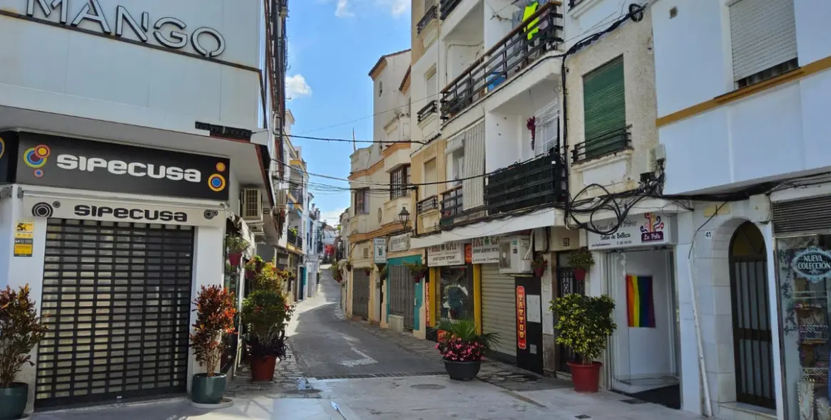 Sale of middle floor apartment in Estepona 26