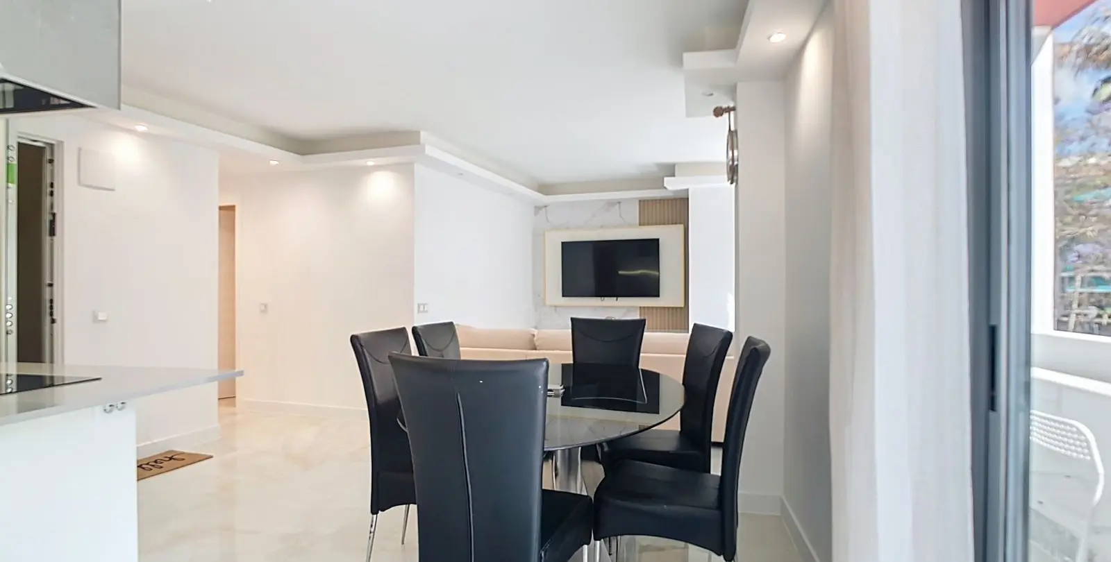 Venta de apartamento en planta media en Estepona 1