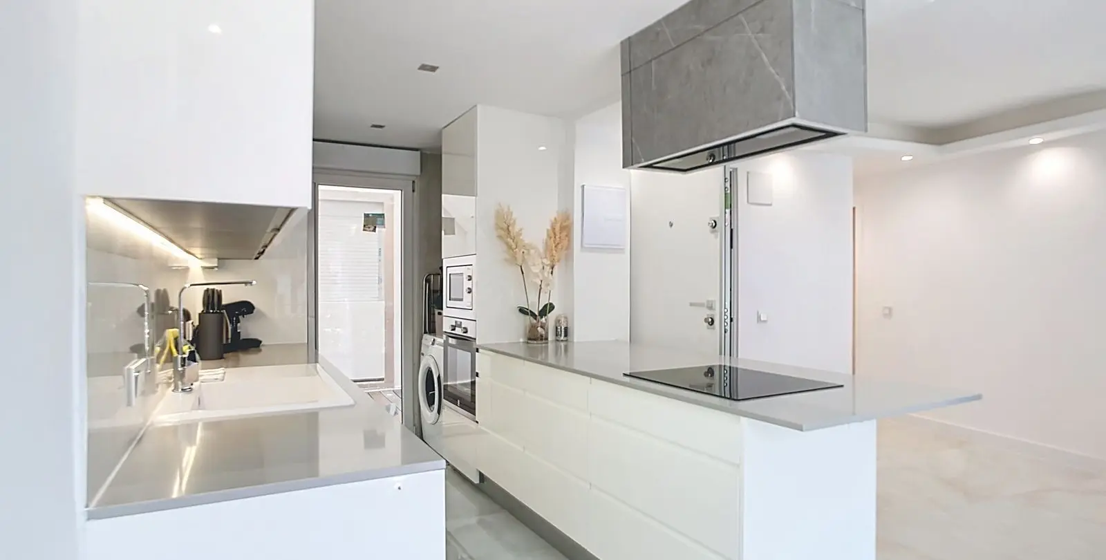 Venta de apartamento en planta media en Estepona 2