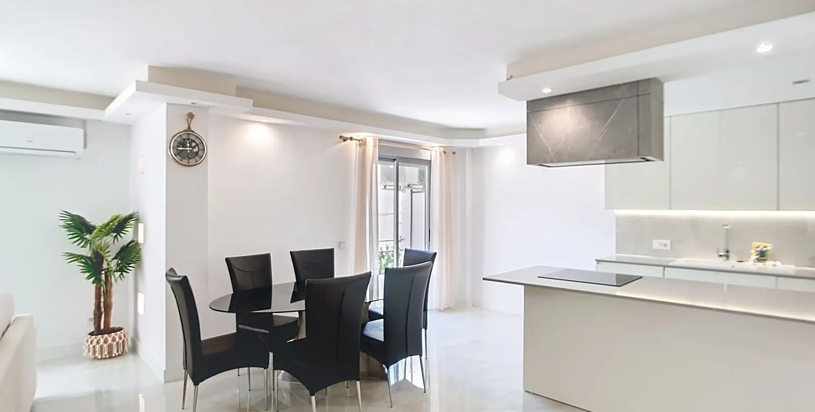 Venta de apartamento en planta media en Estepona 5