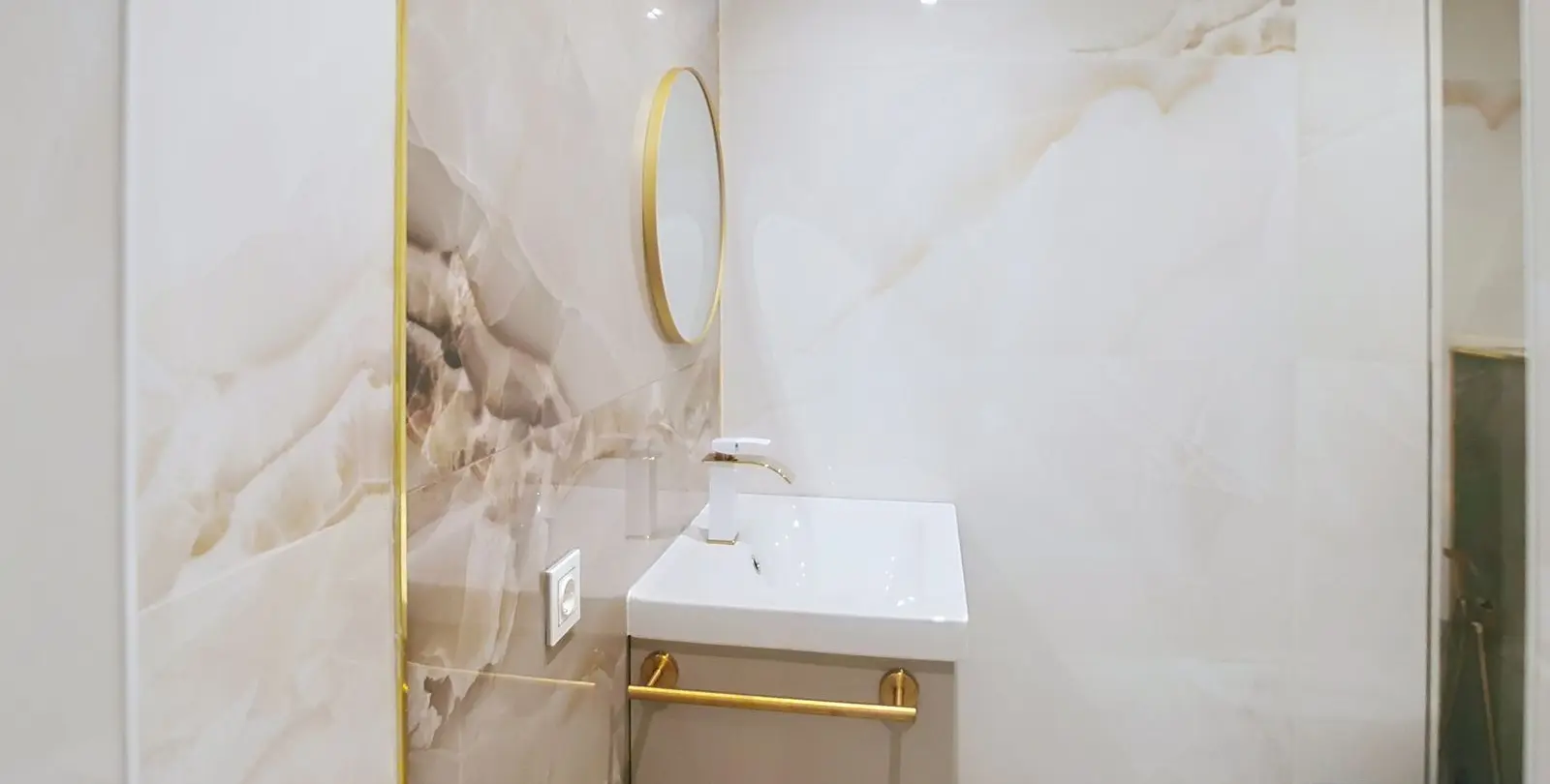 Venta de apartamento en planta media en Estepona 12