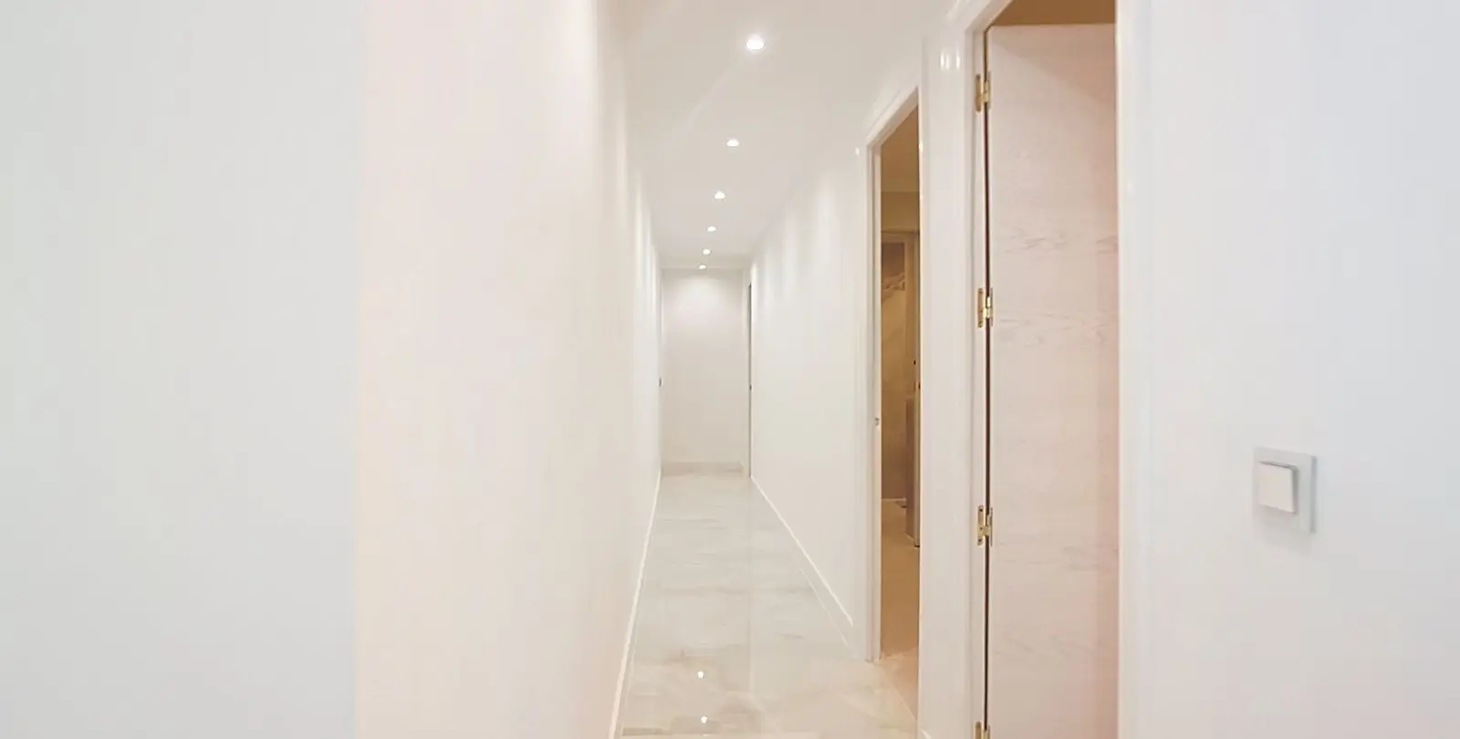 Venta de apartamento en planta media en Estepona 13