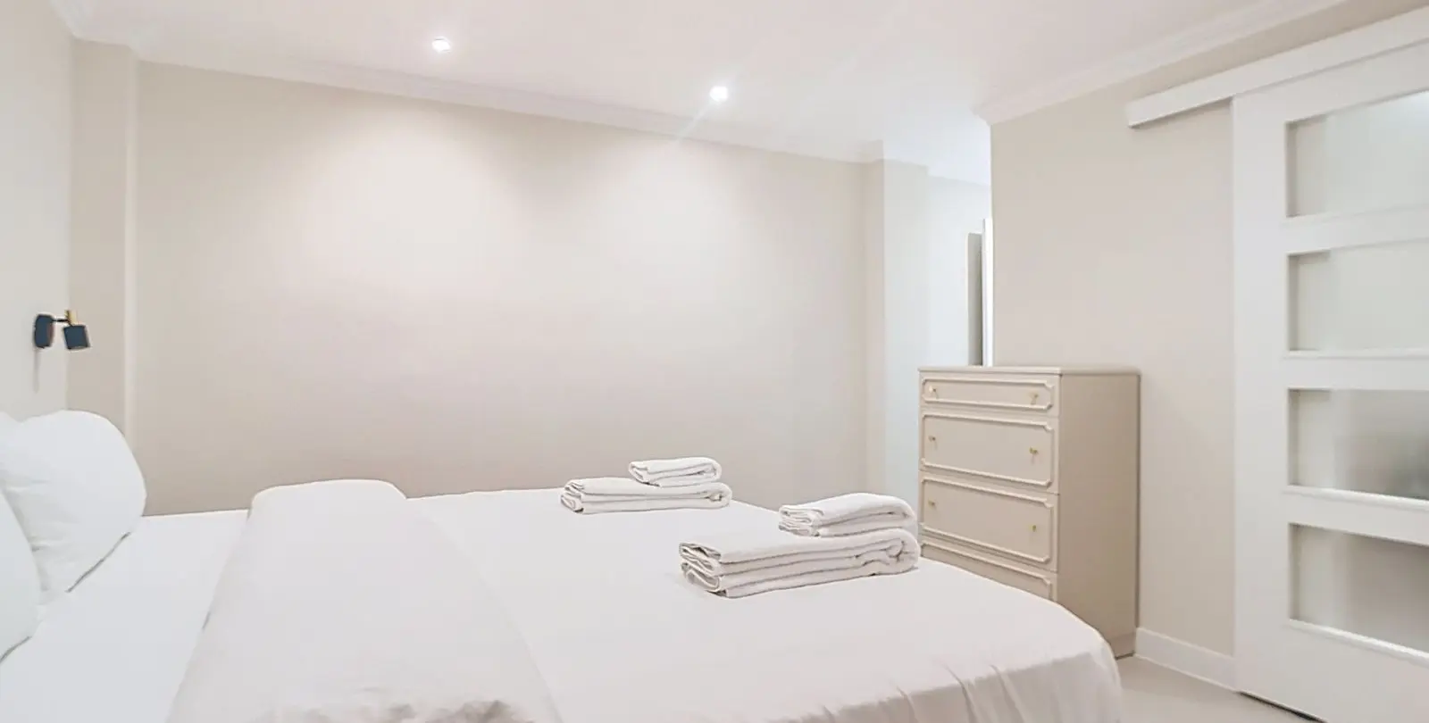 Venta de apartamento en planta media en Estepona 17