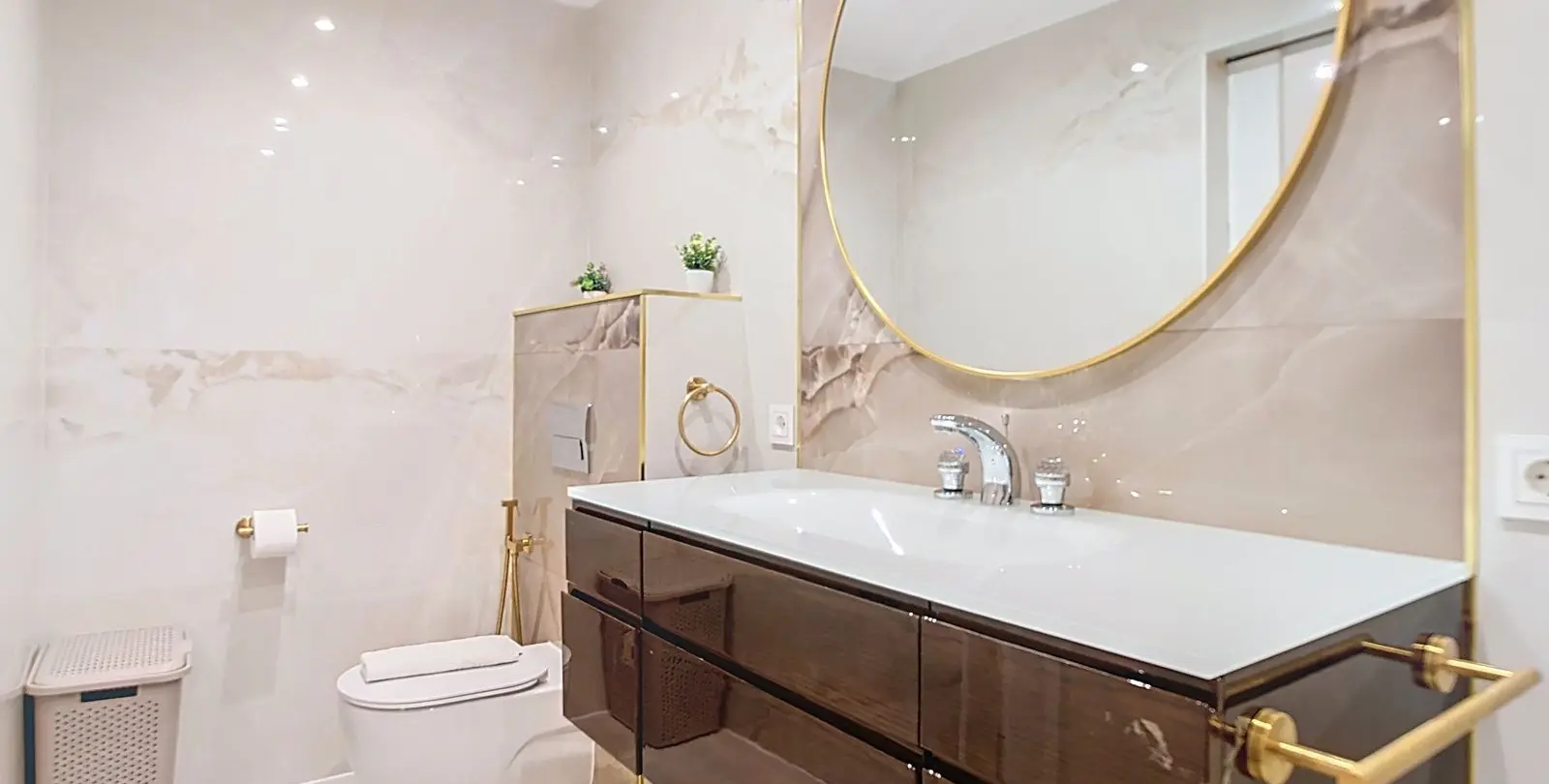 Venta de apartamento en planta media en Estepona 18