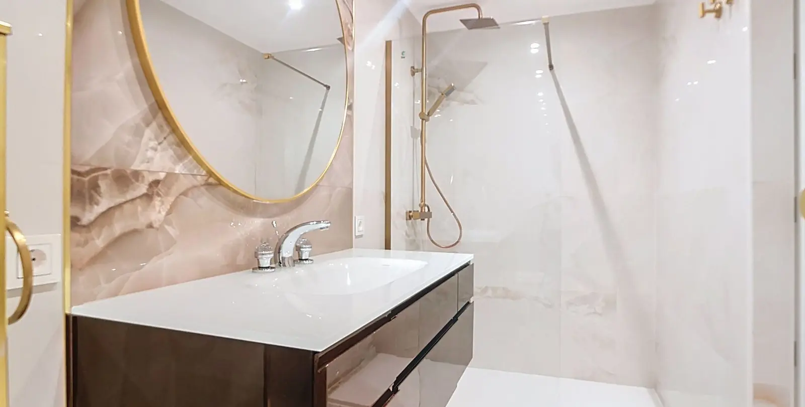 Venta de apartamento en planta media en Estepona 19