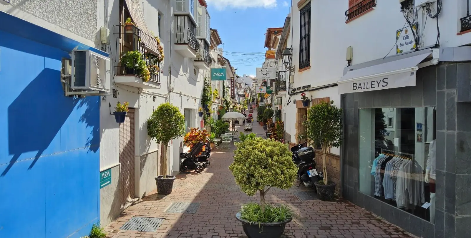 Venta de apartamento en planta media en Estepona 27