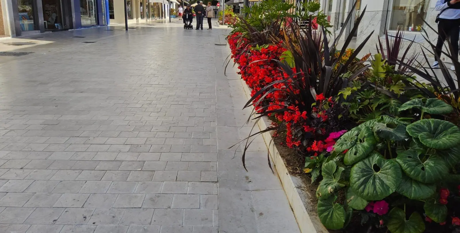 Venta de apartamento en planta media en Estepona 28