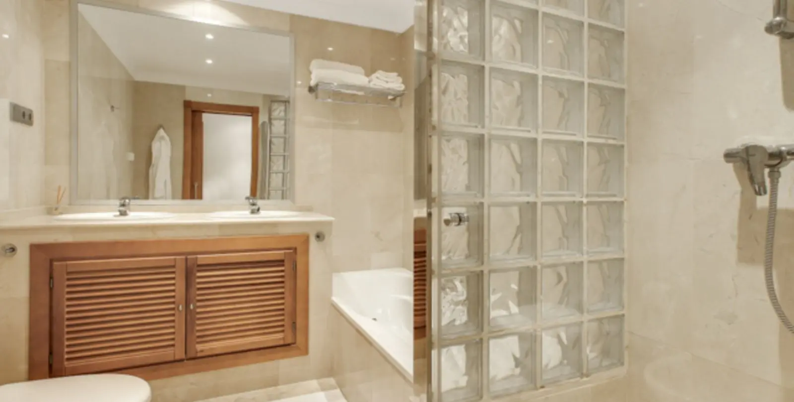 Venta de apartamento en planta baja en Aloha 30