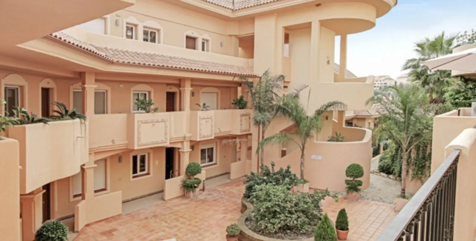Venta de apartamento en planta baja en Aloha 31