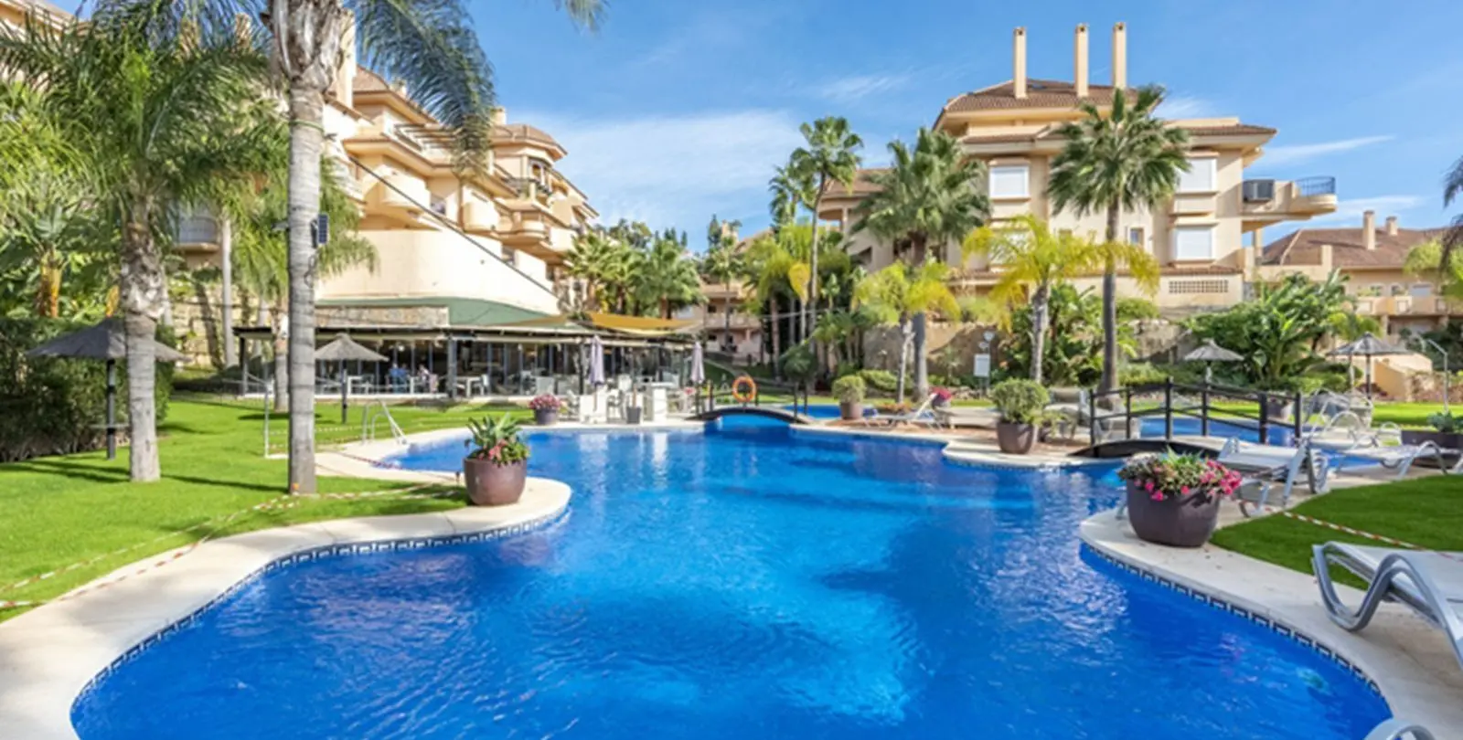 Venta de apartamento en planta baja en Aloha 38