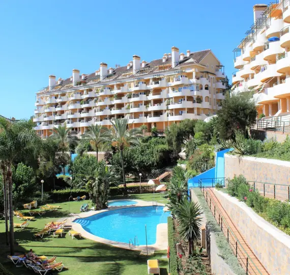 Sale of middle floor apartment in Nueva Andalucía