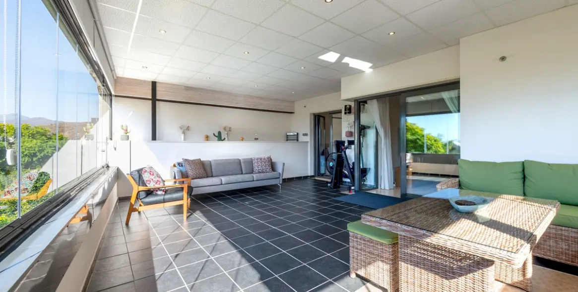 Продажа апартаментов на среднем этаже в Los Flamingos 7