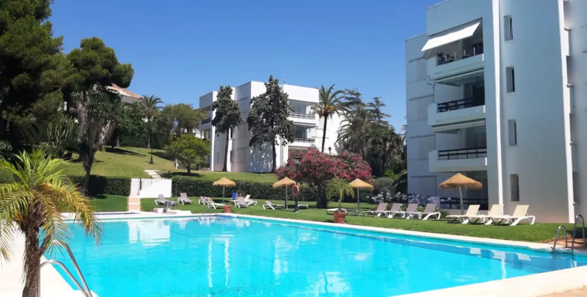 Sale of ground floor apartment in Los Monteros 1