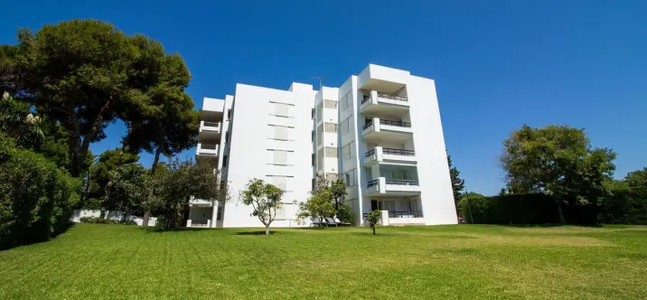 Sale of ground floor apartment in Los Monteros 3