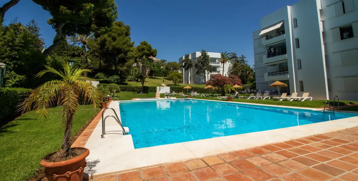 Sale of ground floor apartment in Los Monteros 5