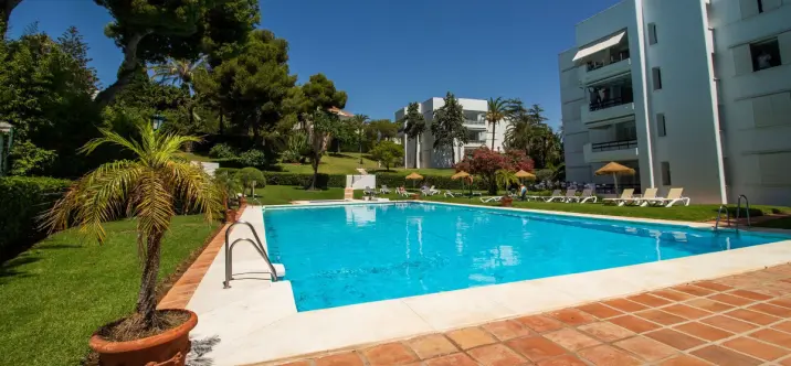 Sale of ground floor apartment in Los Monteros 4