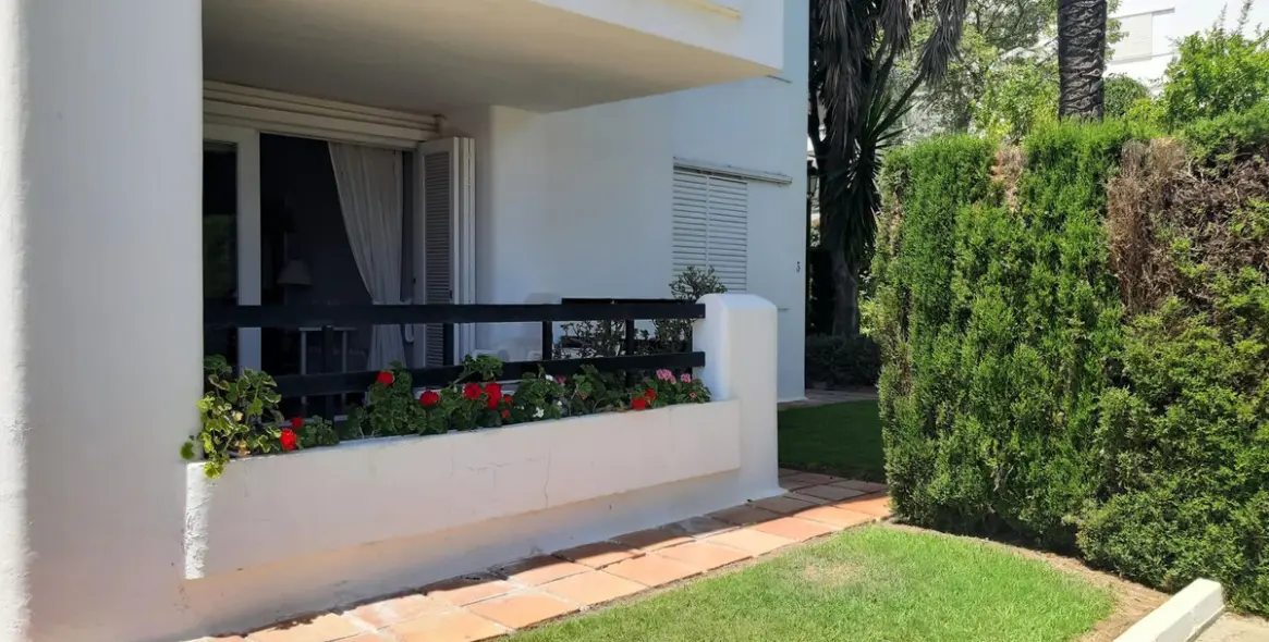 Sale of ground floor apartment in Los Monteros 11