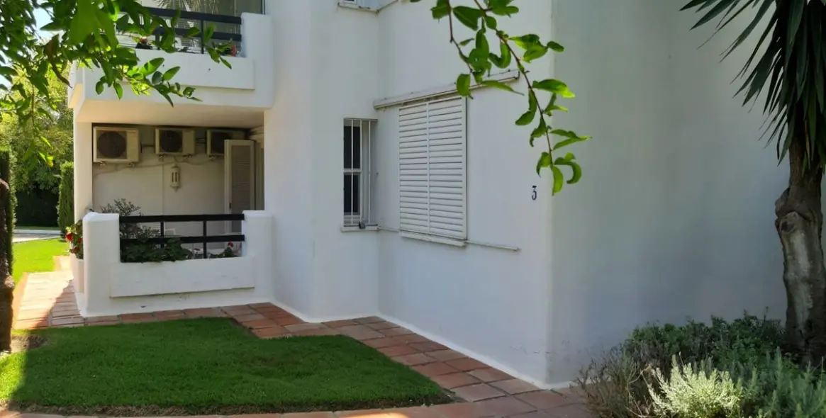 Sale of ground floor apartment in Los Monteros 12