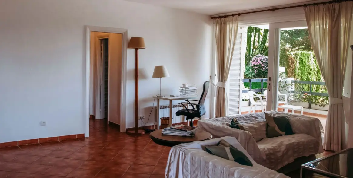 Sale of ground floor apartment in Los Monteros 19