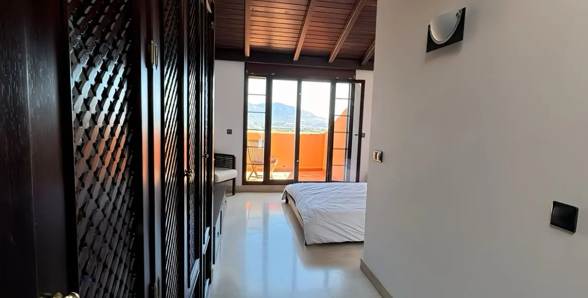 Sale of penthouse duplex in Ojén 24