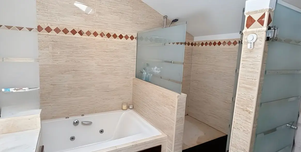 Sale of penthouse duplex in Ojén 31